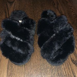 Never worn black fuzzy slides medium size 7-8